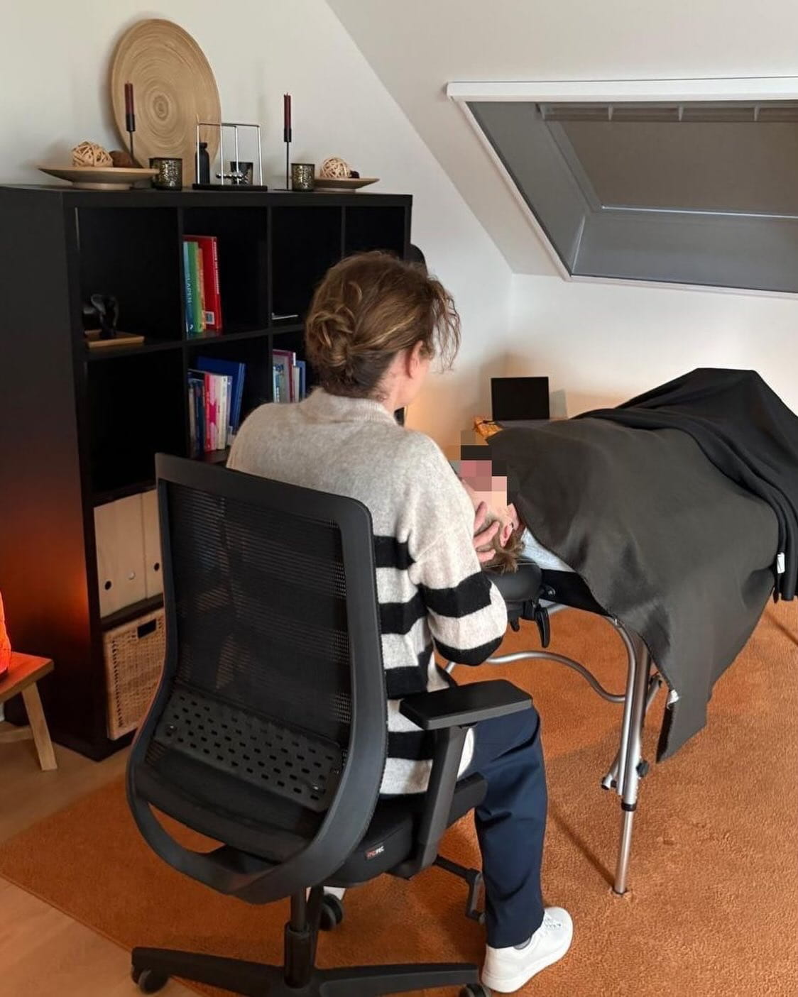 Verpleegkundige die een zachte cranio-sacrale techniek toepast binnen slaapbegeleiding